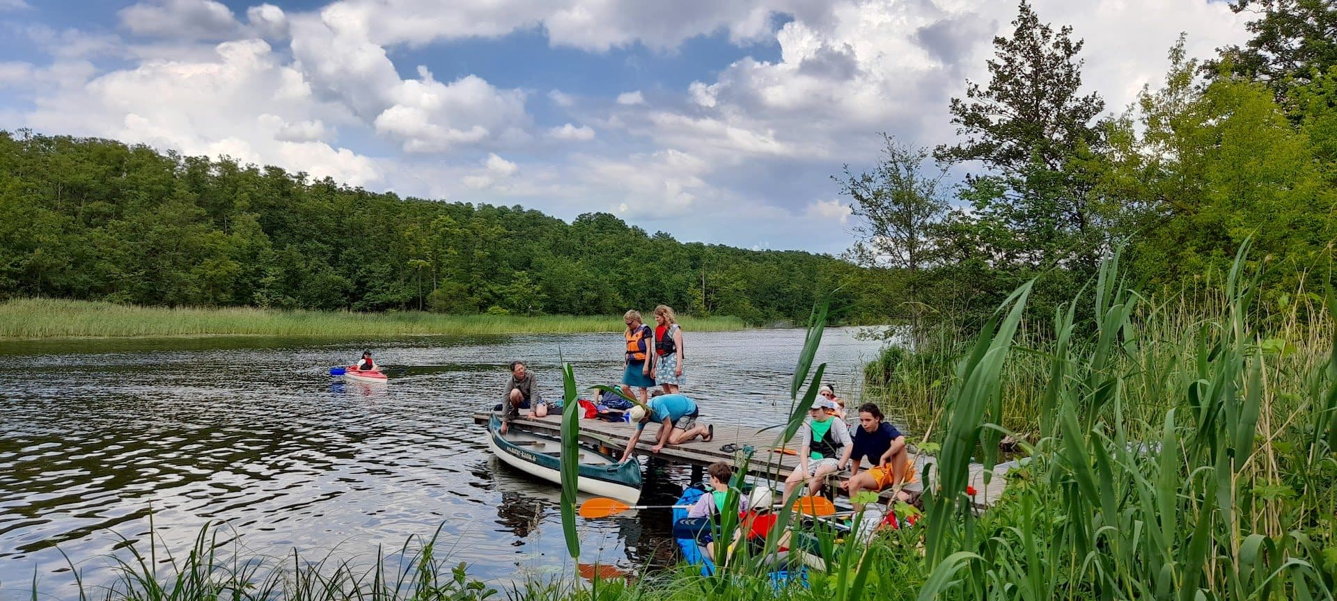 Gäste stehen auf dem Floß auf der Havel