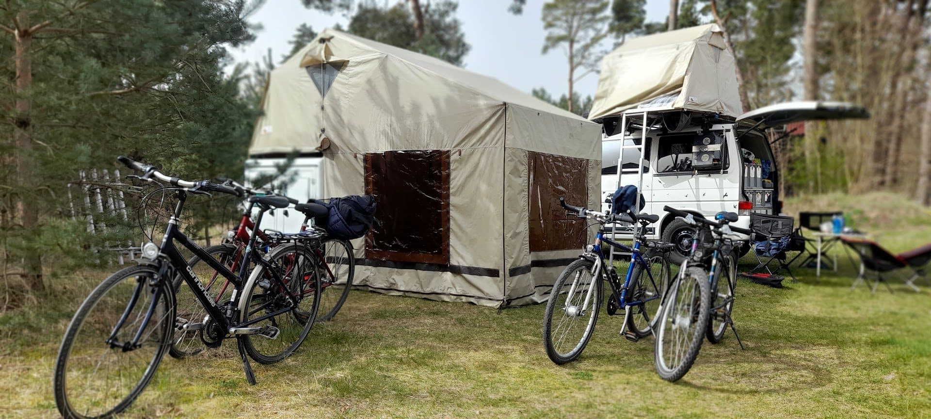 Faltcaravan mit Fahrrädern davor auf dem Stellplatz
