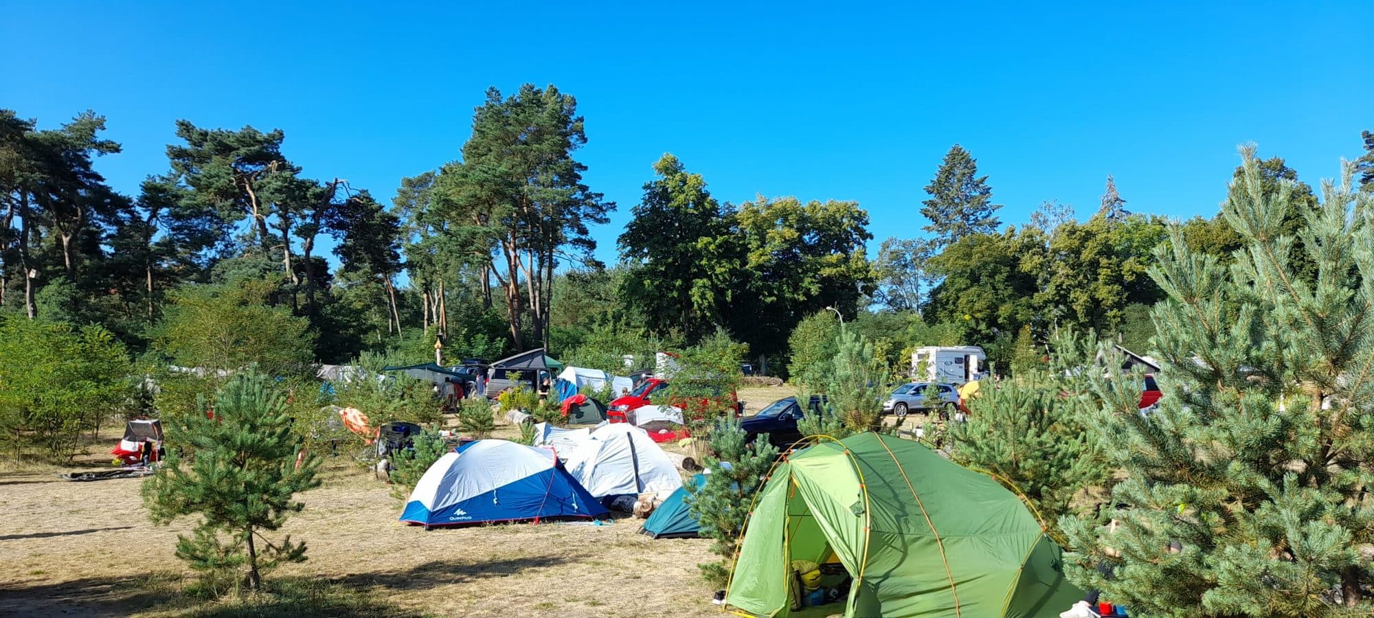Mehrere Zelte auf der Zeltwiese an einem Sommertag