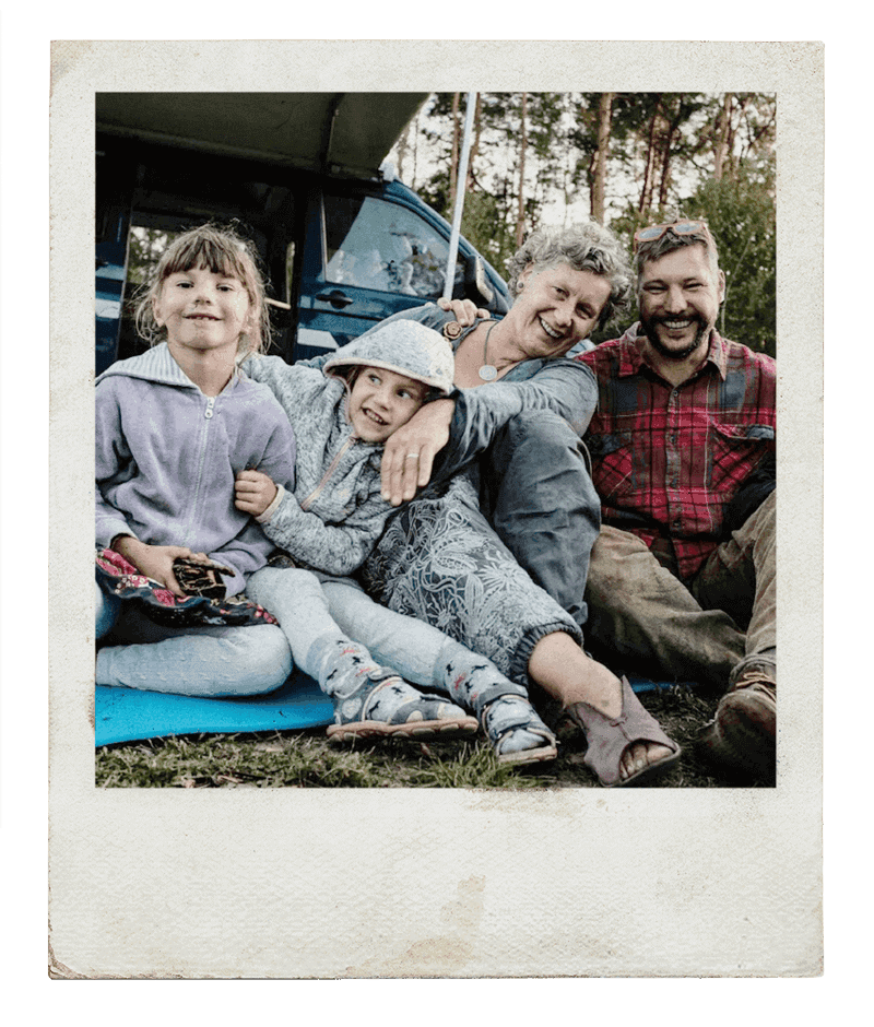 Kristin und Martin mit ihren beiden Kindern vor dem blauen Bulli