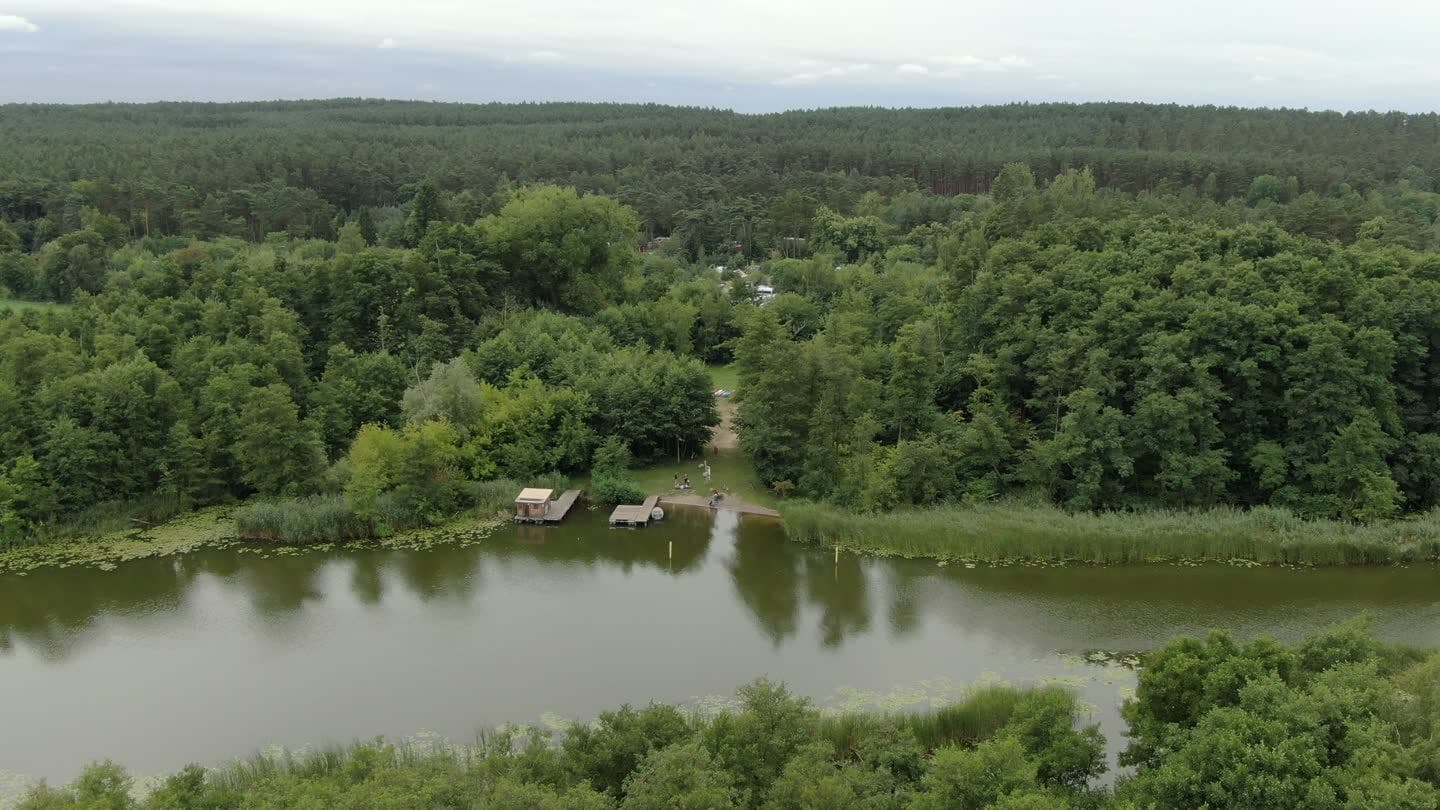 Anflug über das Wasser auf den Platz: erst die Havel, dann Kiefernwald, dann Zelte und Stellplätze zwischen den Bäumen